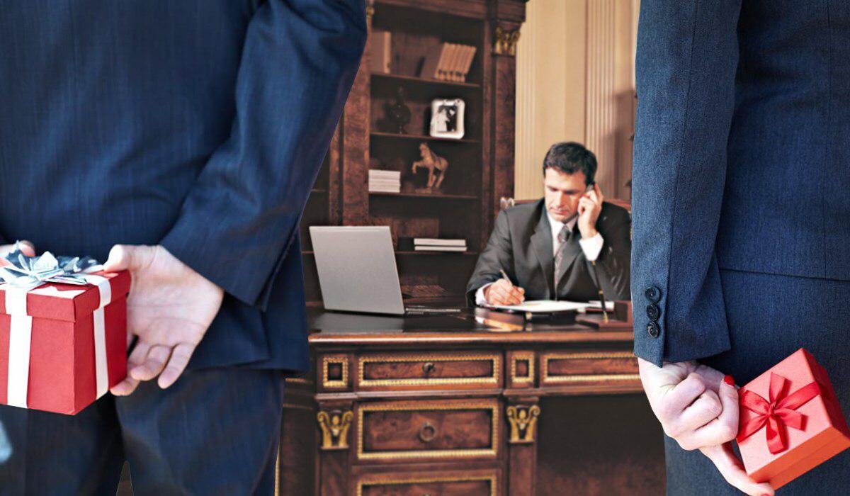 Контрольно-счетная палата Ростовской области перед новогодними и рождественскими праздниками напоминает о мерах по противодействию коррупции, запретах и ограничениях для государственных гражданских и муниципальных служащих